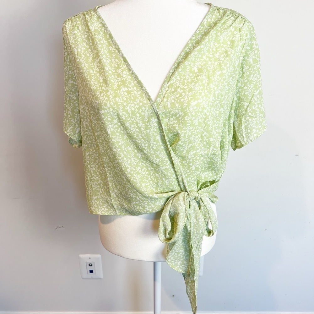 Lush Wrap Top Green and White Floral size L